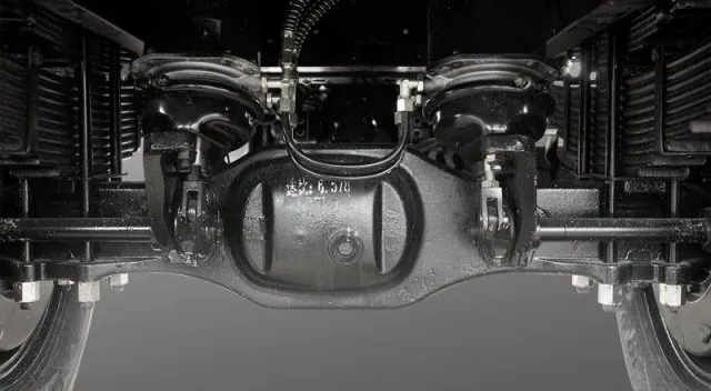 Hình ảnh cận cảnh cầu xe và hệ thống giảm xóc của Thaco FD150-4WD