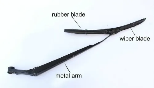 Cấu tạo cơ bản của cần gạt nước mưa xe ô tô, gồm cần kim loại, thanh gạt, và lưỡi cao su