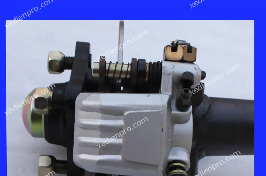 Kết cấu thước lái và tay giằng trên cầu trước xe điện