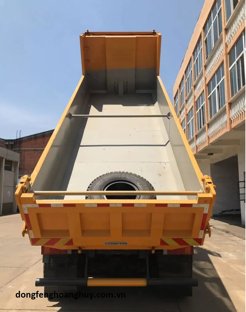 Phần đuôi xe ben Dongfeng 4 chân với cấu trúc thùng ben dày dặn và hệ thống treo nhíp lá gia cường