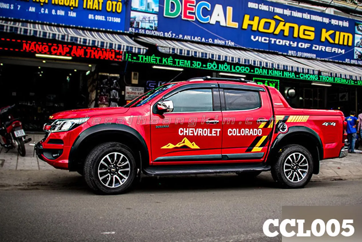 Mẫu decal sườn xe Chevrolet Colorado mạnh mẽ với họa tiết đường đua