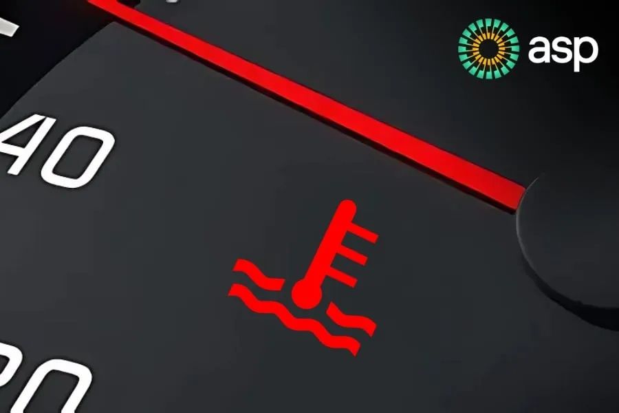 Hình ảnh minh họa vị trí két nước phụ và quá trình rót dung dịch làm mát ô tô