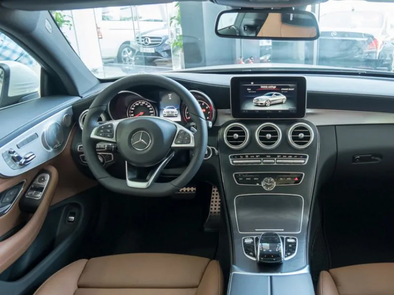 Kỹ thuật đạp chân phanh và chân ga xe ô tô