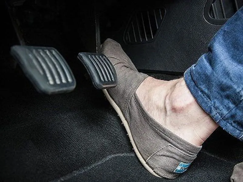 Chân phanh ô tô bên nào?