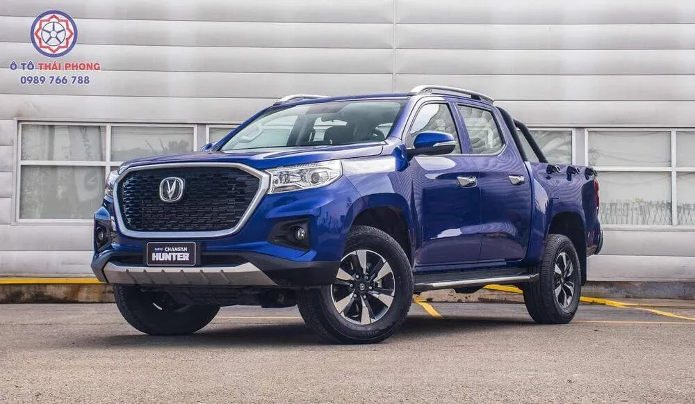 Chiếc xe bán tải Changan Hunter màu trắng đang đỗ trên đường nhựa