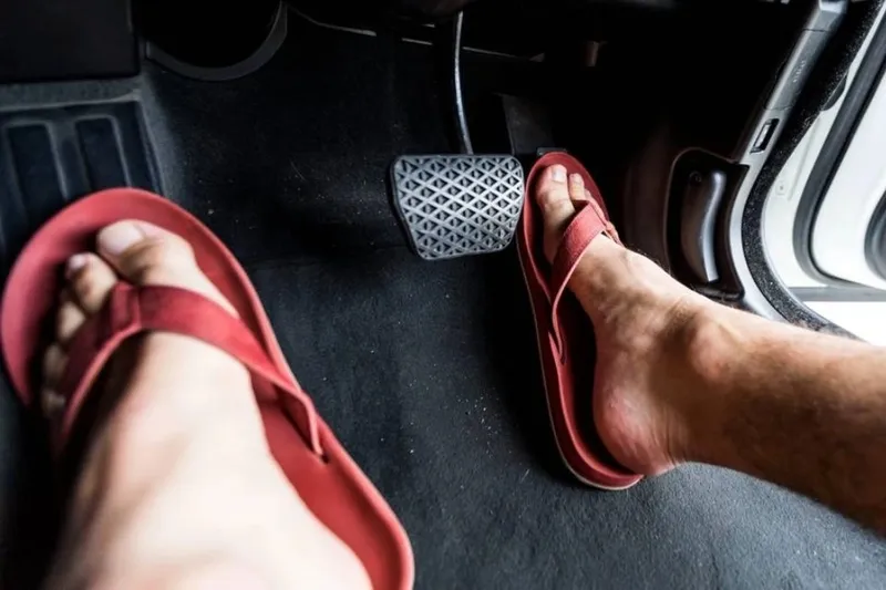 Vị trí các bàn đạp ga phanh côn trên xe ô tô