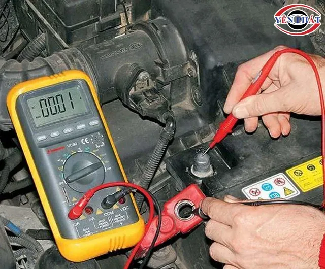 Check ăc quy máy phát điện ô tô