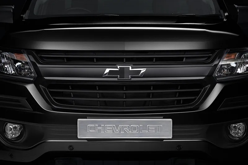 Lưới tản nhiệt màu đen bóng cùng logo chữ thập của xe bán tải chevrolet colorado 2019