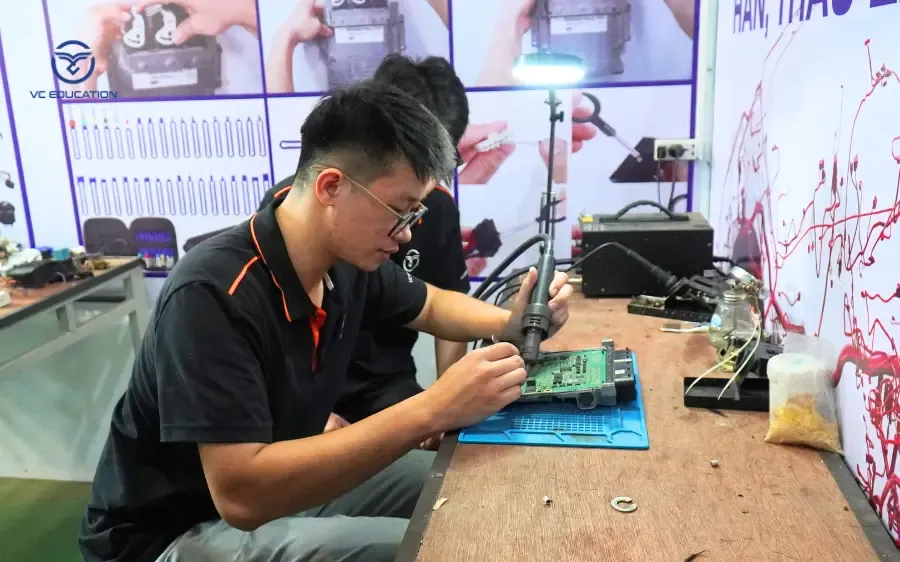 Bảng Kê Chi Tiết Các Mức Học Phí Trung Bình Của Nghề Điện Ô Tô học nghề điện ô tô ở đâu