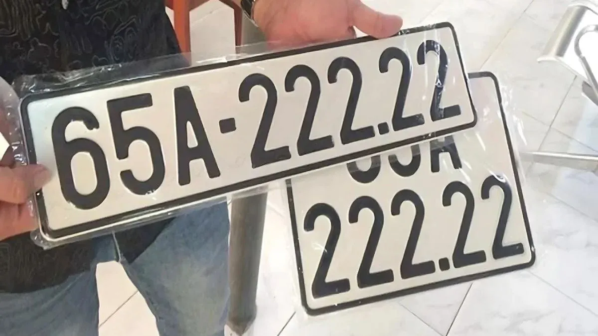 Hình ảnh chi tiết về định dạng biển số 65 nền trắng chữ đen của xe cá nhân đăng ký tại Cần Thơ