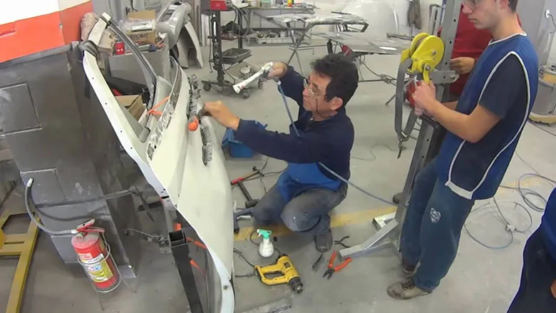 Chi tiết thân xe ô tô sau khi hoàn thành quá trình làm đồng sơn, bề mặt phẳng mịn.