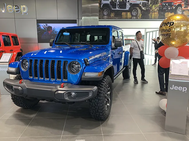 Toàn cảnh JEEP Gladiator Rubicon màu đỏ, lưới tản nhiệt 7 khe và vành xe địa hình