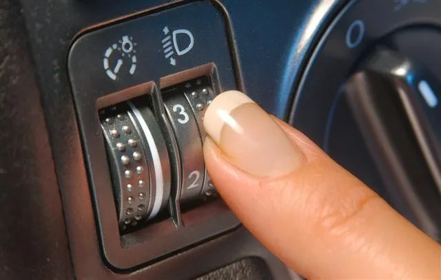 Nút xoay điều khiển vị trí đèn pha theo tải trọng xe có sử dụng đèn Xenon