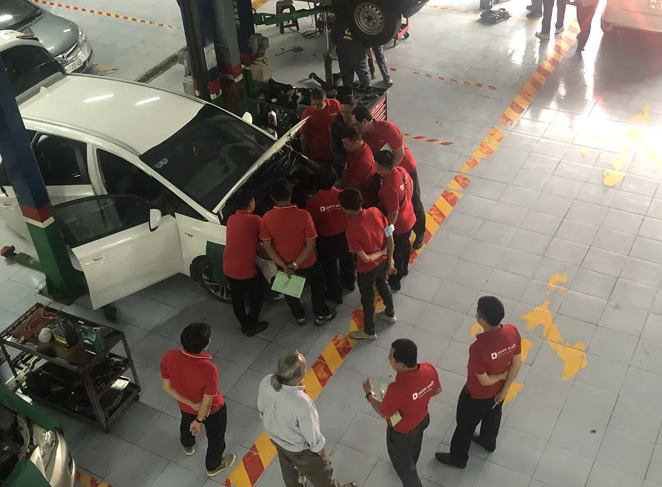 Học viên áp dụng kiến thức lý thuyết vào thực hành điện ô tô