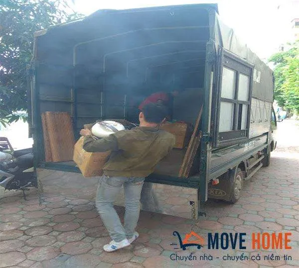 Một xe bán tải có thùng chở hàng đang được sử dụng để vận chuyển đồ đạc trong môi trường đô thị