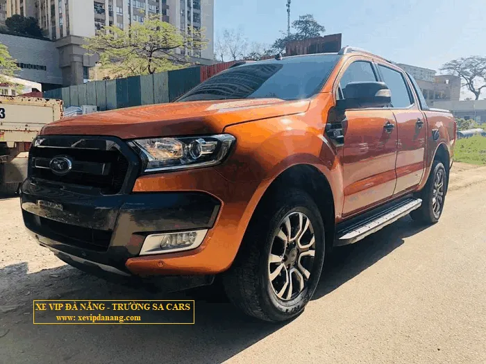 Dịch vụ cho thuê xe Ford Wiltrack và xe Toyota Hilux sang trọng chạy quảng cáo sự kiện