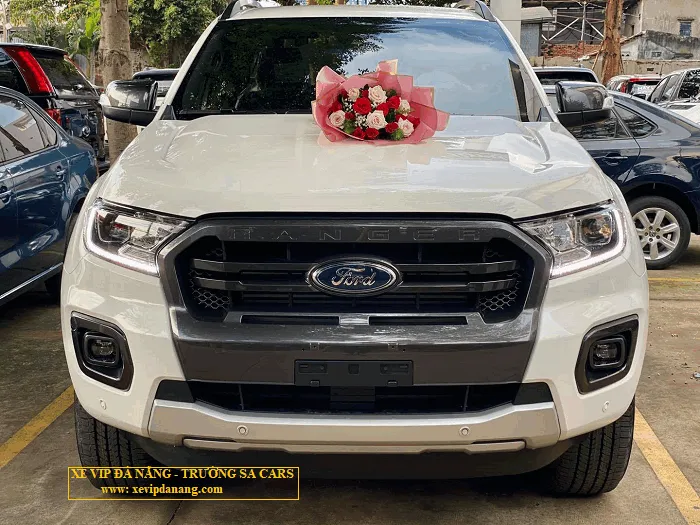 Thùng xe bán tải Ford Ranger có thể nâng lên hạ xuống để tiện cho khách sử dụng