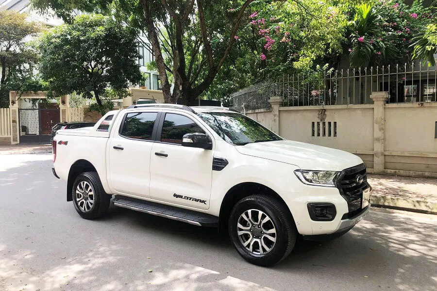 Hình ảnh xe Ford Ranger màu trắng phục vụ cho thuê xe bán tải tháng