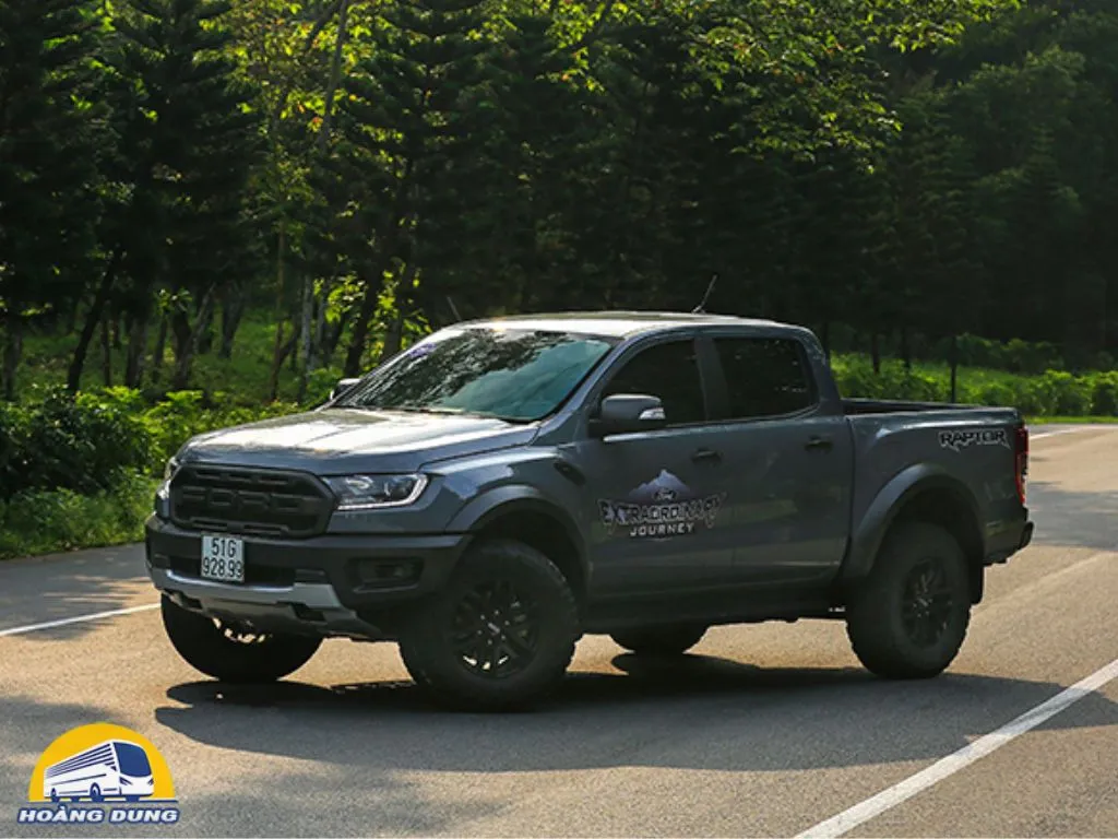 Thuê xe bán tải chở hàng TPHCM: Hình ảnh xe Ford Ranger màu trắng