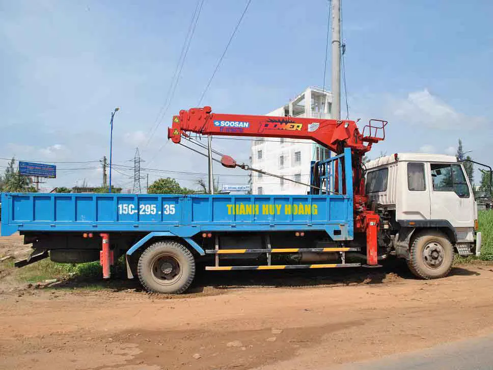Dịch vụ xe cẩu gắn thùng linh hoạt và cơ động