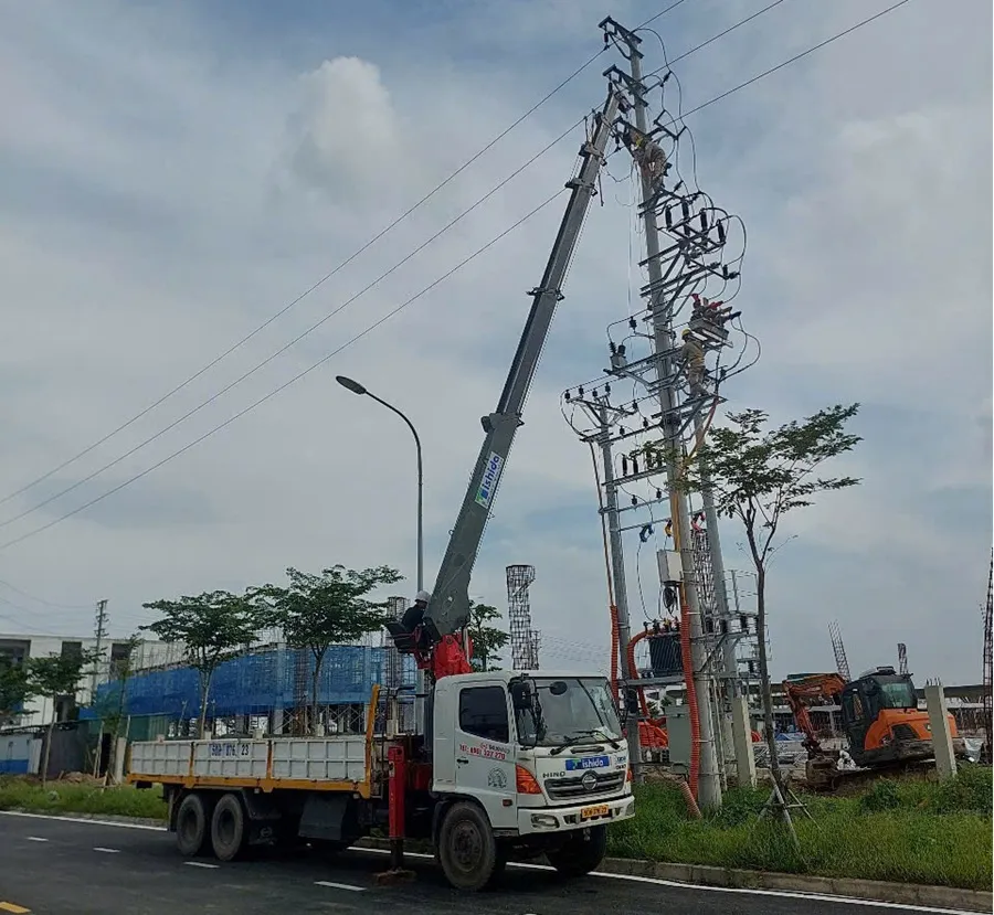 Cho thuê xe cẩu tại Hà Nội - Thuê xe cẩu tự hành tại Hà Nội phục vụ trong lĩnh vực quảng cáo - sự kiện