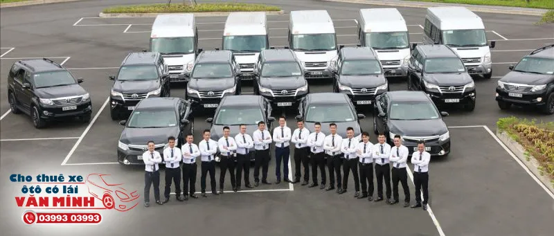 Hình ảnh một tài xế đang mở cửa xe, minh họa dịch vụ thuê xe ô tô có lái chuyên nghiệp