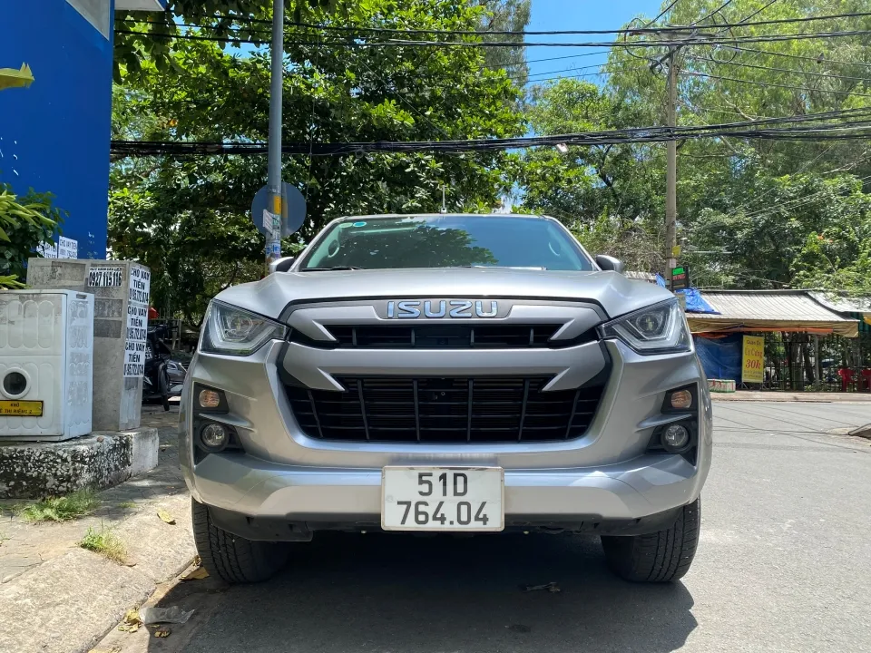 Xe bán tải Ford Ranger màu trắng đang đỗ, minh họa cho dịch vụ giá cho thuê xe bán tải tự lái tại Bình Dương