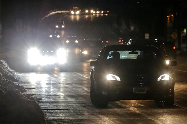 chỉ sử dụng đèn cốt khi lái xe tải trong đô thị, tránh gây chói mắt cho phương tiện đối diện