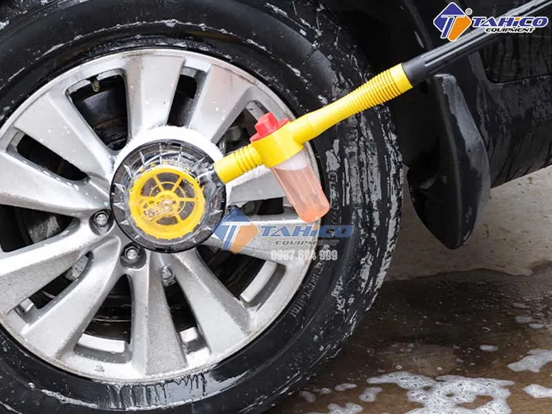 Lau bánh xe bằng chổi rửa xe ô tô thông minh
