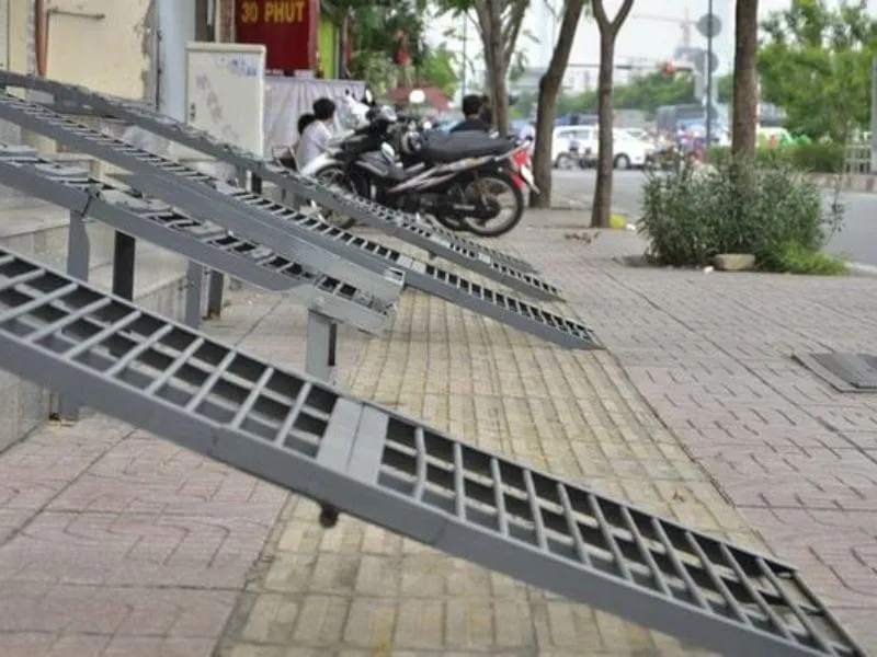 Nên dùng bê tông cốt thép, hoặc làm cầu bằng sắt hộp dày có gia cố chắc chắn