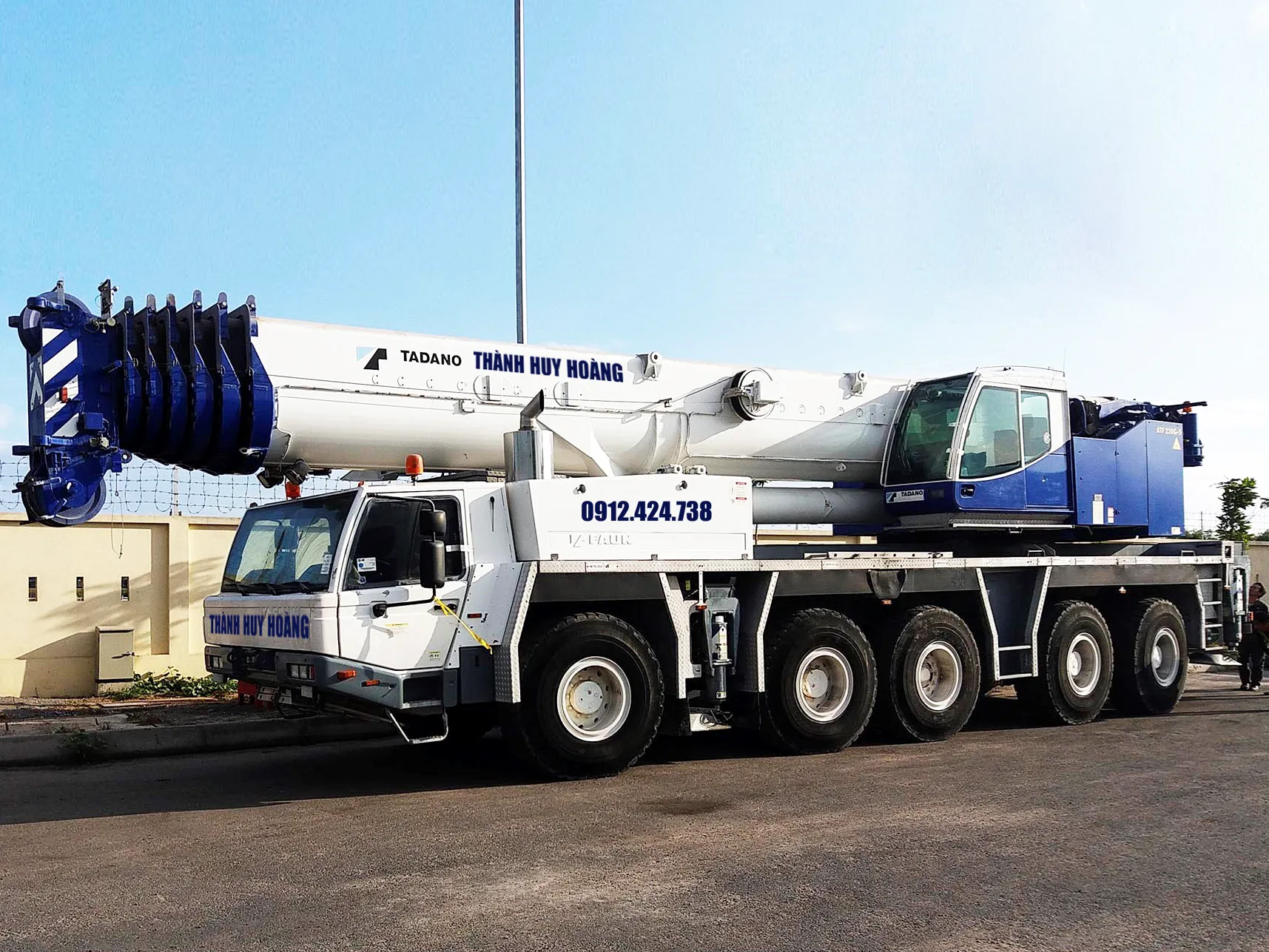 Xe cẩu chuyên dụng có tầm với lớn cực kỳ linh hoạt trong thi công