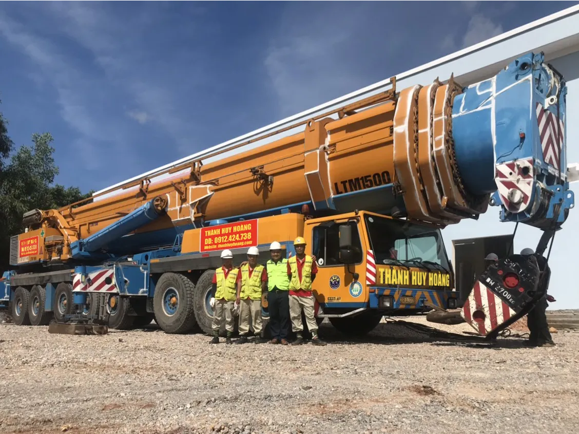 Xe cẩu chuyên dụng bánh lốp phục vụ lắp đặt máy móc hạng nặng