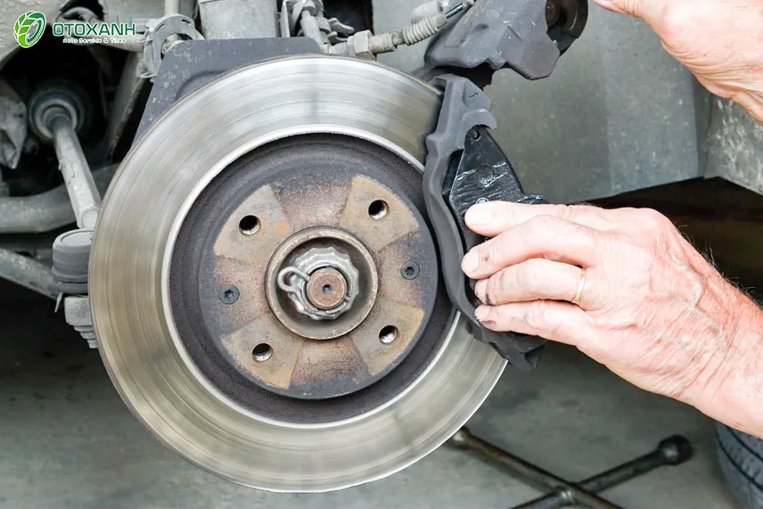 Kiểm tra má phanh định kỳ giúp phát hiện má phanh ô tô bị mòn