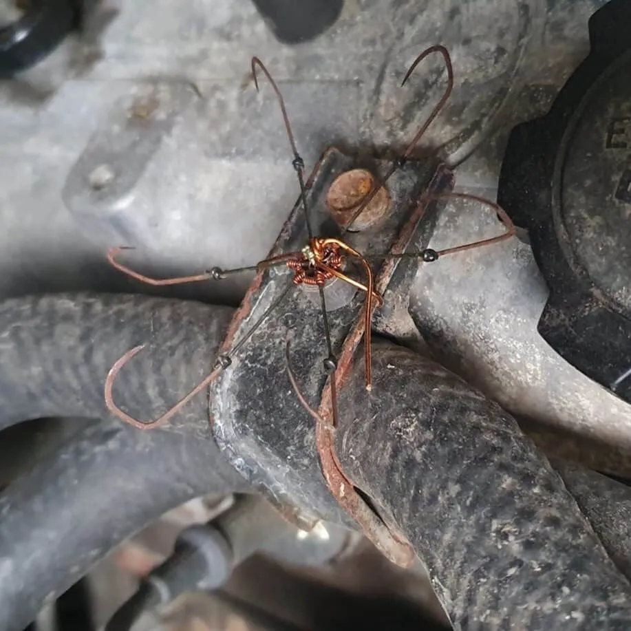 Sử dụng chùm lưỡi câu buộc vào dây điện, ống nước