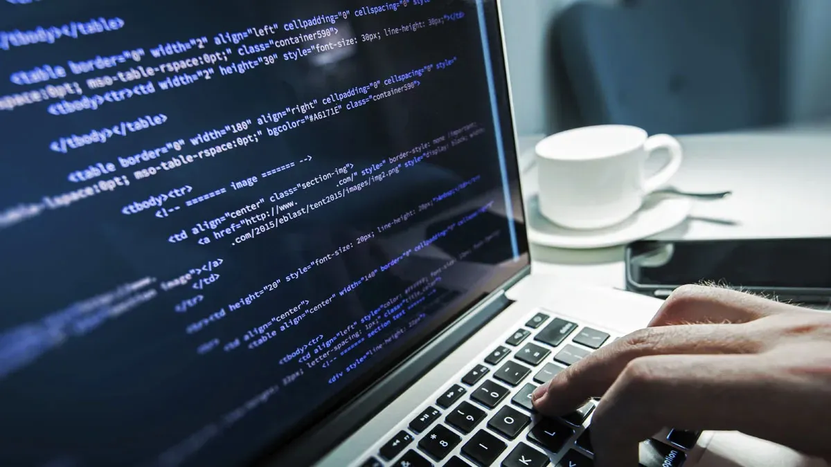 Sinh viên Kỹ thuật Ô tô thực hành lập trình ứng dụng điều khiển