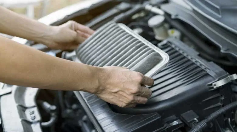 Khử mùi ô tô mới: Gỡ màng nhựa bọc trên các bộ phận ô tô