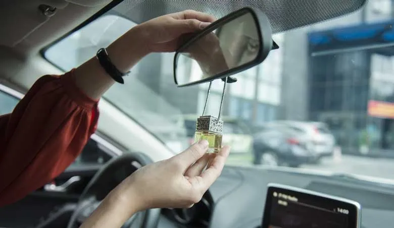 Khử mùi ô tô mới bằng tinh dầu