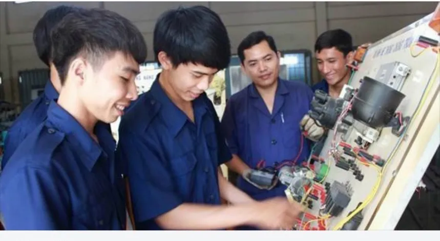 Sinh viên ngành công nghệ ô tô Đại học Trà Vinh thực hành tại phòng thí nghiệm