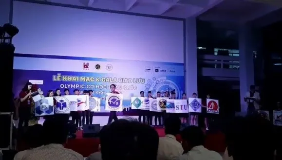 Thầy trò ngành công nghệ ô tô Đại học Trà Vinh thảo luận về mô hình động cơ