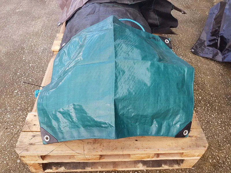 Bảo quản bạt xe tải sai cách hoặc tác động vật lý làm bạt nhanh bị rách, cần có cách vá bạt xe tải