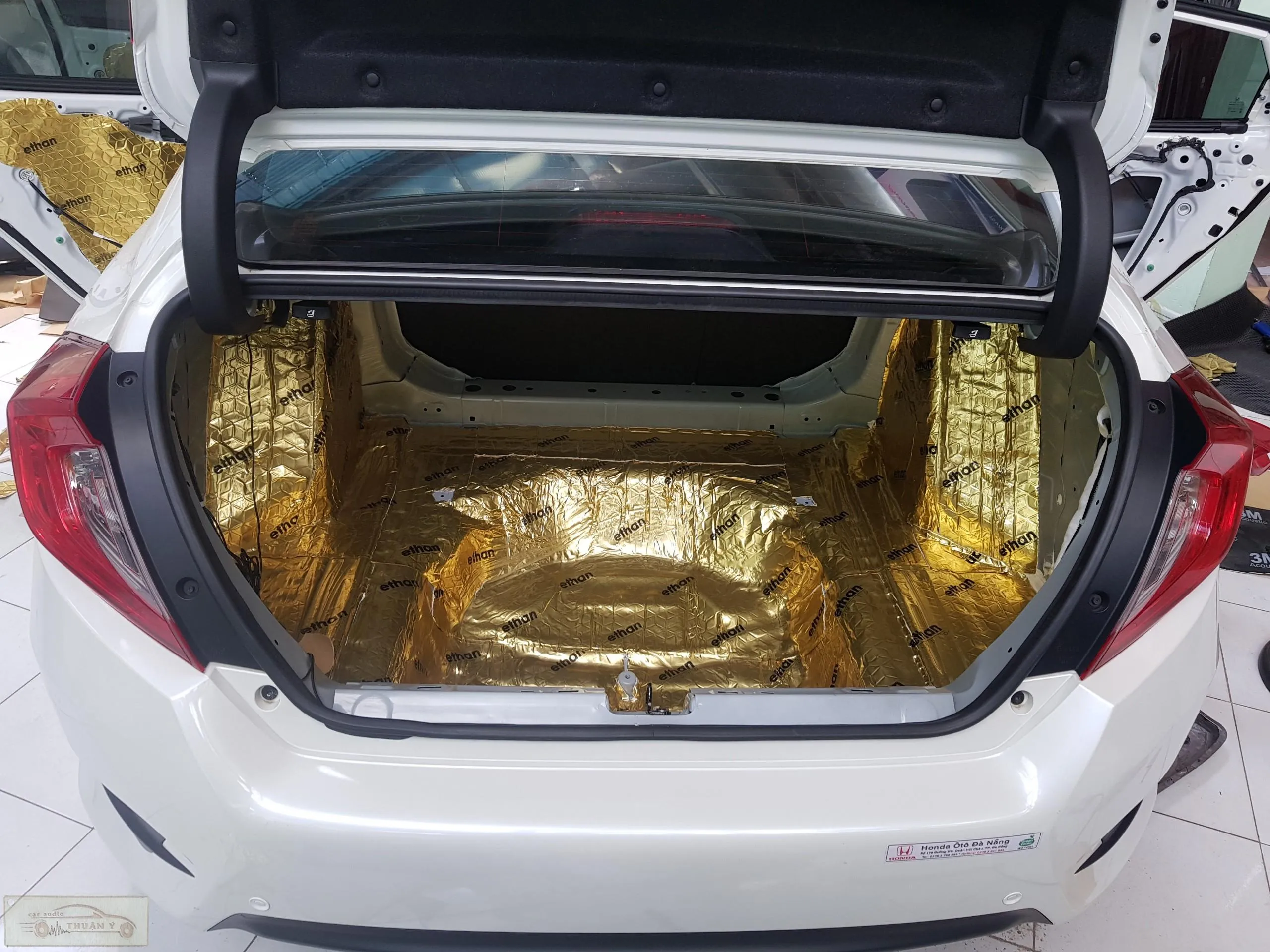 Hình ảnh cận cảnh vật liệu dán cách âm chuyên dụng Ethan-Audio cho sàn xe ô tô với hai lớp cao su non và nhôm tăng cứng