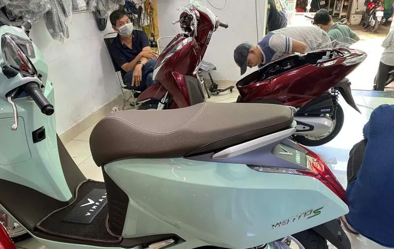 Decal xe điện cần thi công bởi kỹ thuật viên có kinh nghiệm để tránh bọt khí