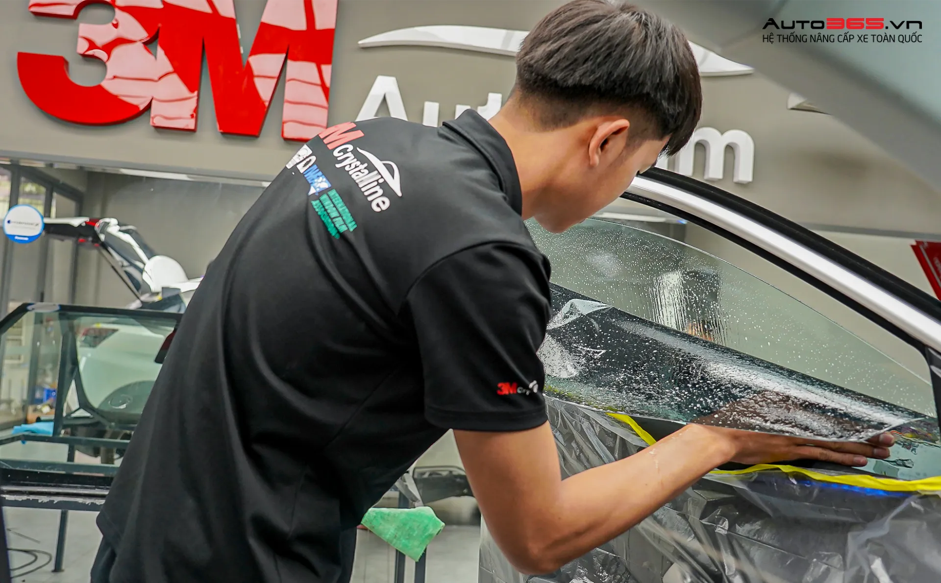 Lắp đặt phim cách nhiệt 3M cao cấp cho xe hơi, đảm bảo độ trong suốt và khả năng cản nhiệt tối ưu