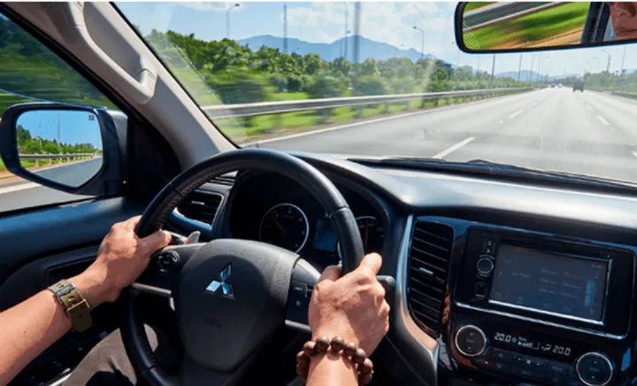 Chuyên gia khẳng định sự cần thiết của việc dán phim cách nhiệt kính lái ô tô để bảo vệ người lái và nội thất xe