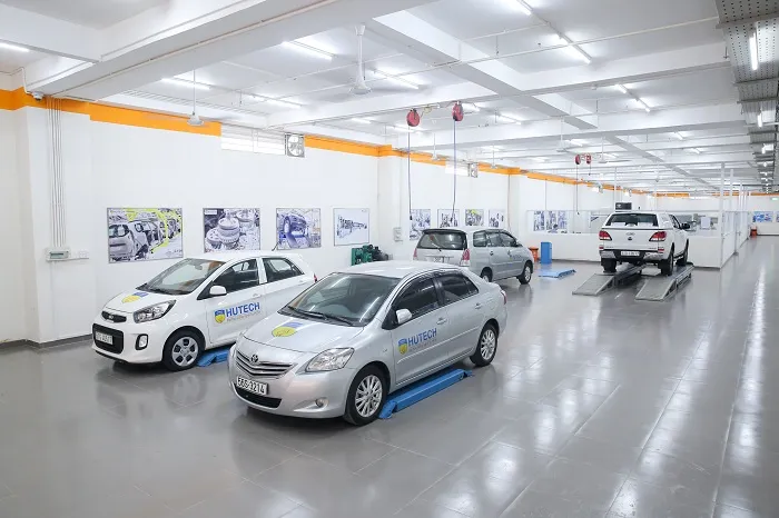 có nên học công nghệ ô tô - Kỹ sư đang kiểm tra hệ thống điện tử trên xe