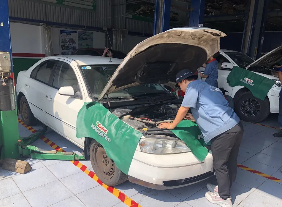 Học viên thực hành đấu nối và kiểm tra mạch điện ô tô