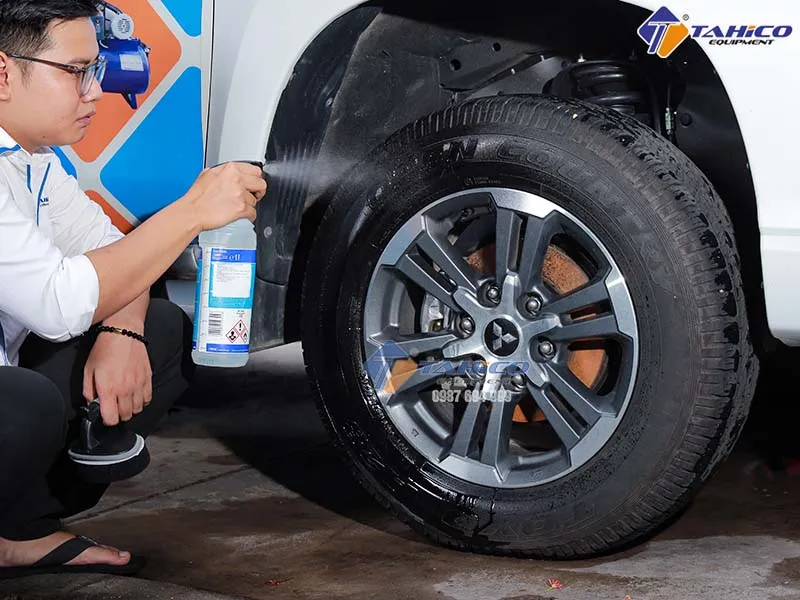 Xịt dung dịch bảo dưỡng lên bề mặt lốp, dụng cụ rửa xe ô tô bảo vệ cao su