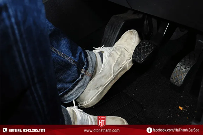 Chân côn ô tô bị nặng