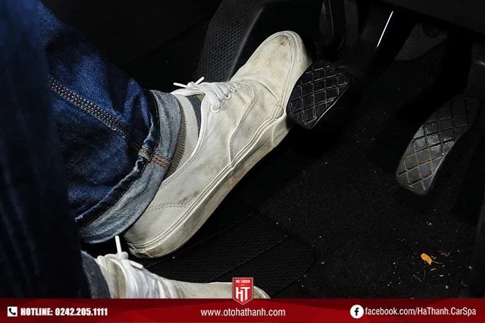 Bàn đạp côn bị rung