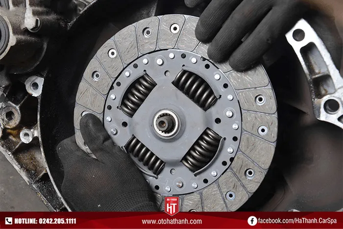 Tiếng kêu xuất phát từ bộ ly hợp